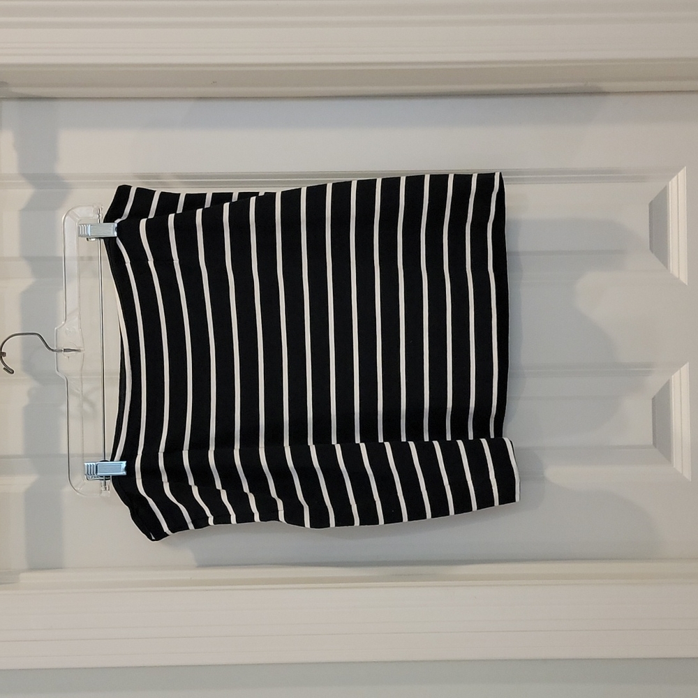 Banana Republic jersey skirt, side zip. Excellent condition. Size 14